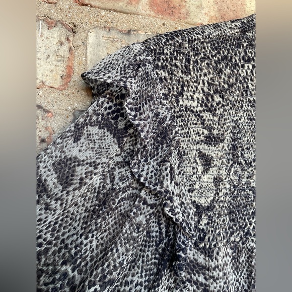 Free People Roma Smocked Sheer Reptile Print Blouse🖤 - Picture 5 of 12
